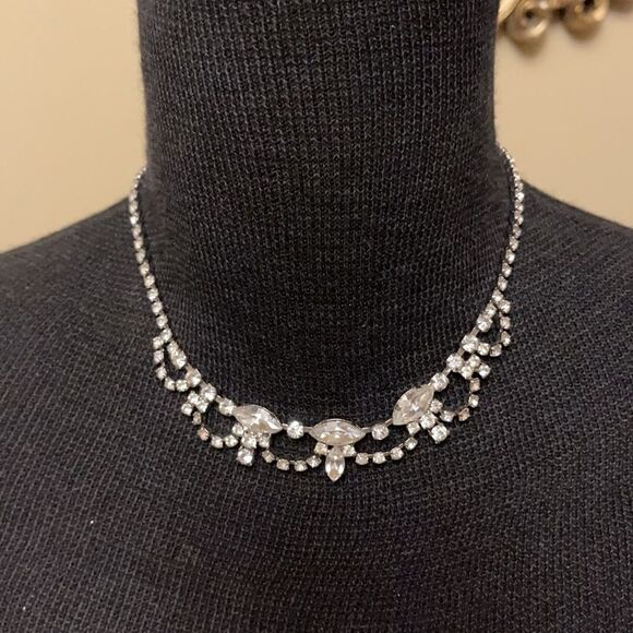 Vintage feston design clear crystal 16” necklace - Picture 2 of 7